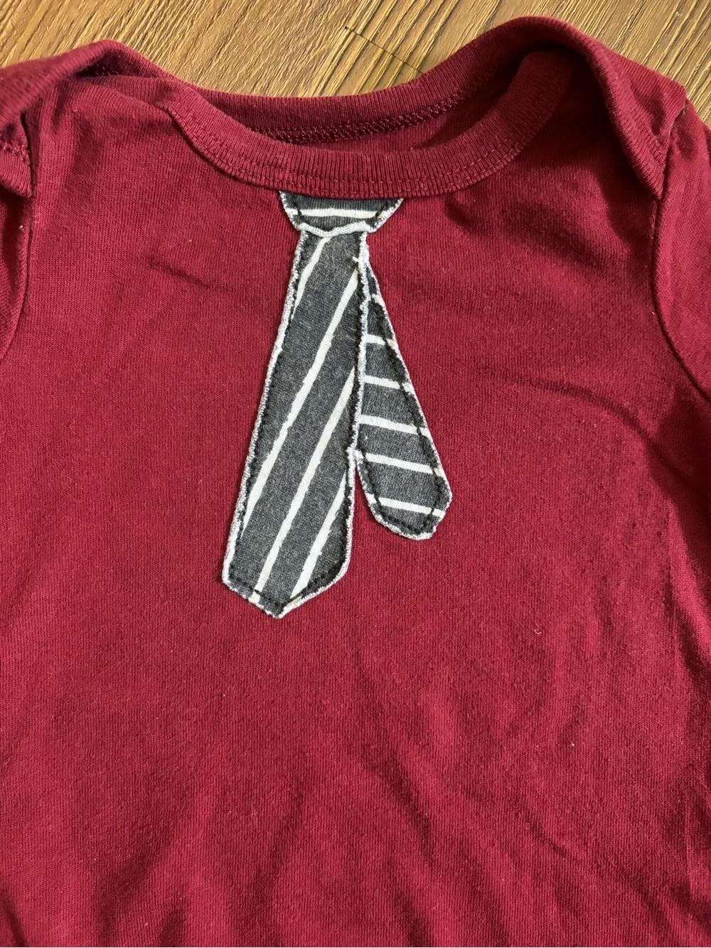 🎉 (6-9m) Circo Baby Boy Burgundy Short Sleeve Bodysuit | Faux Necktie Graphic